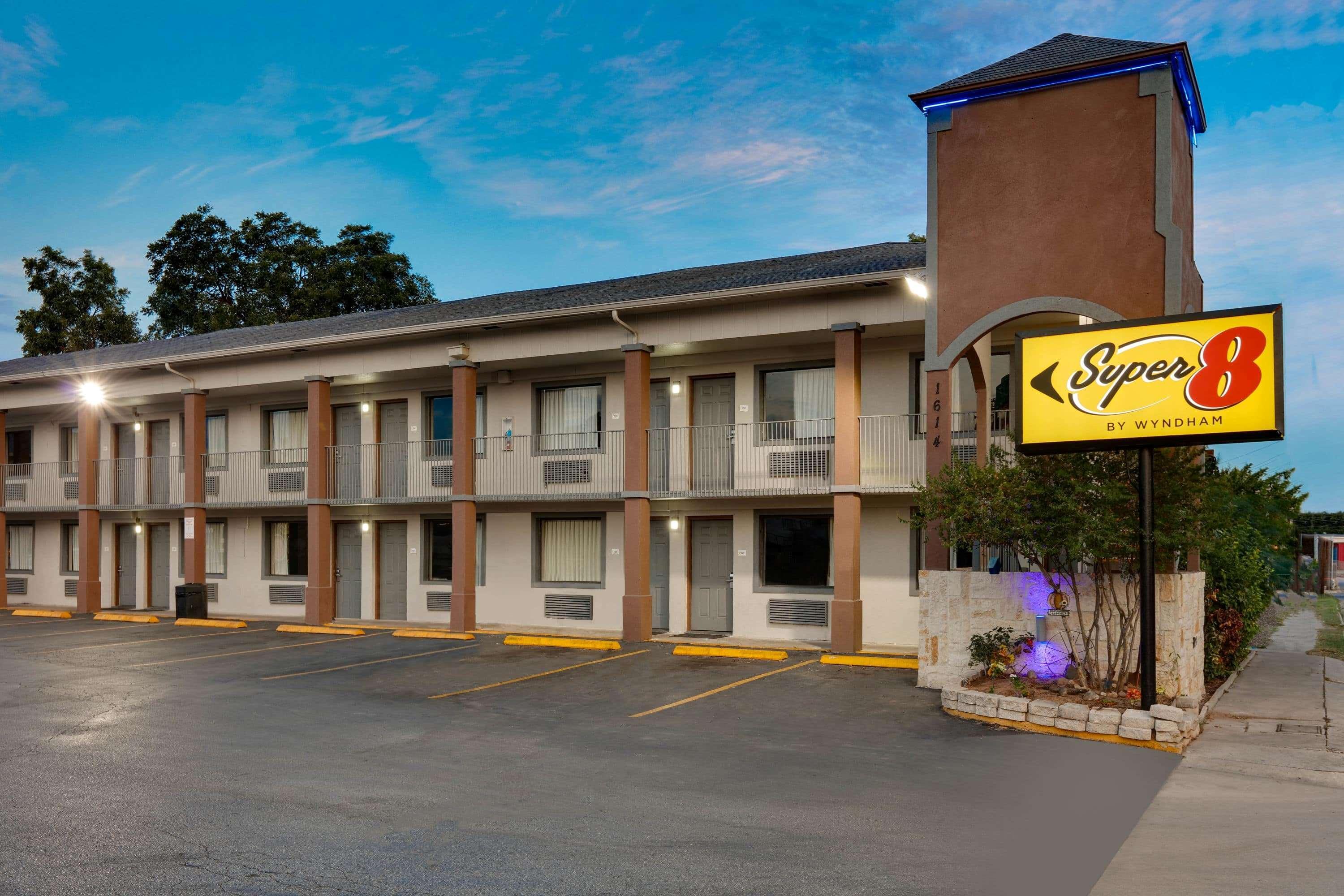 Super 8 By Wyndham San Antonio Pearl District Downtown Motel Eksteriør billede
