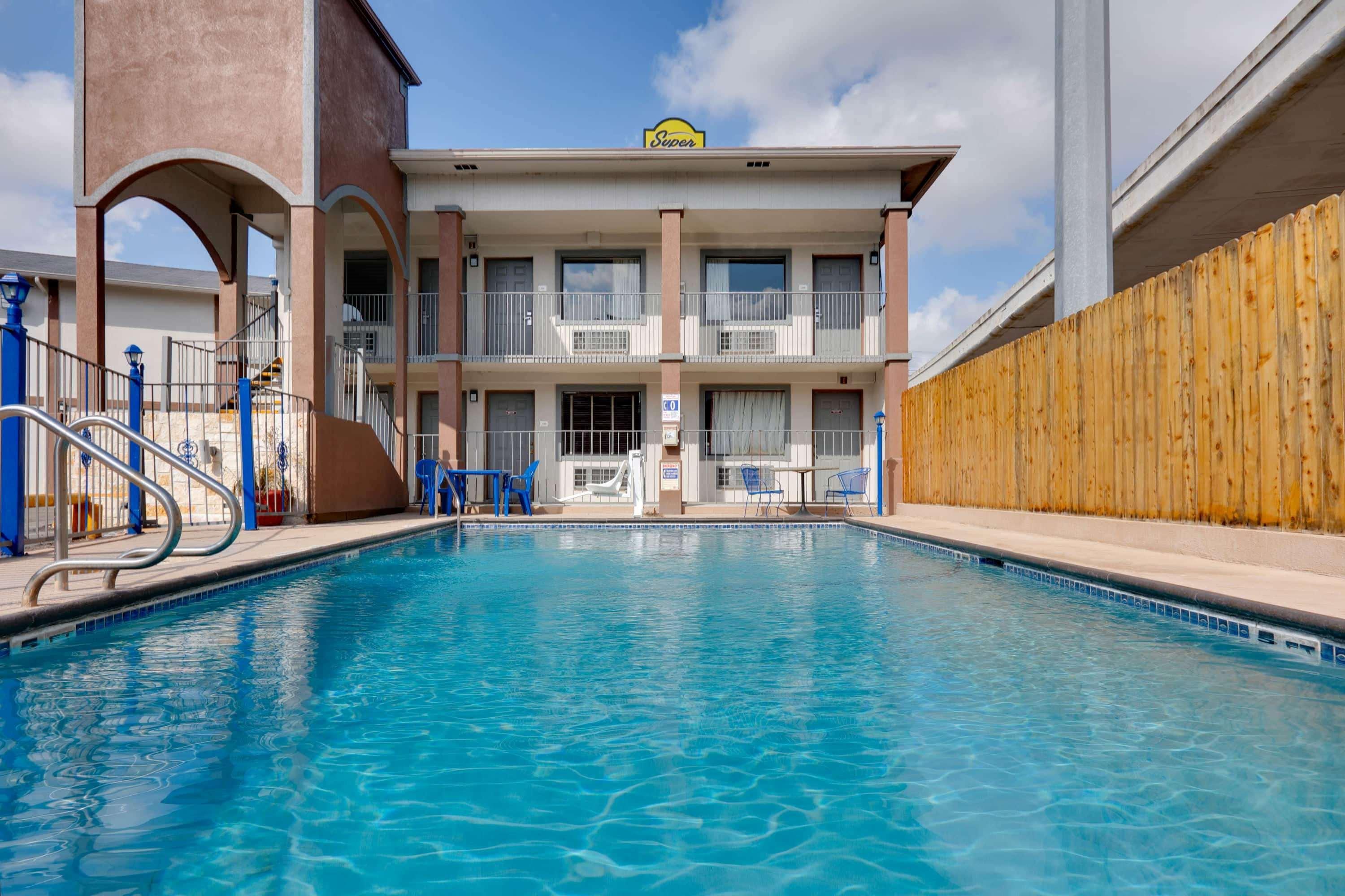 Super 8 By Wyndham San Antonio Pearl District Downtown Motel Eksteriør billede