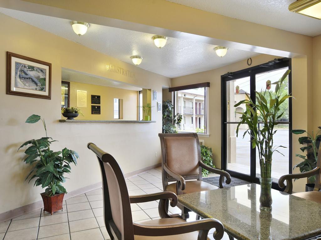 Super 8 By Wyndham San Antonio Pearl District Downtown Motel Eksteriør billede