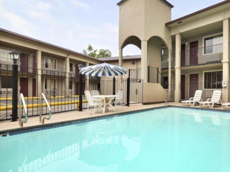 Super 8 By Wyndham San Antonio Pearl District Downtown Motel Eksteriør billede