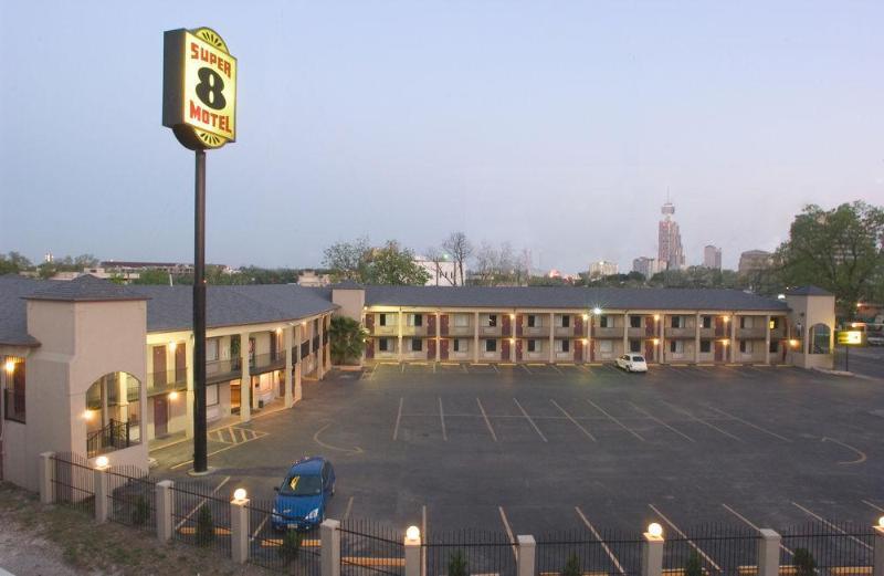 Super 8 By Wyndham San Antonio Pearl District Downtown Motel Eksteriør billede