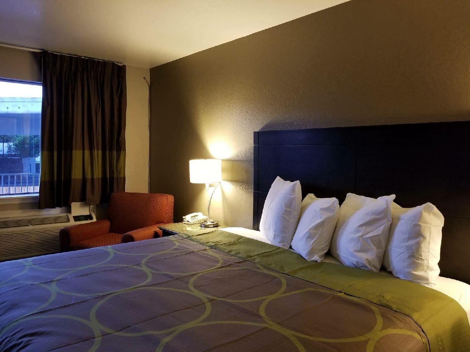 Super 8 By Wyndham San Antonio Pearl District Downtown Motel Eksteriør billede