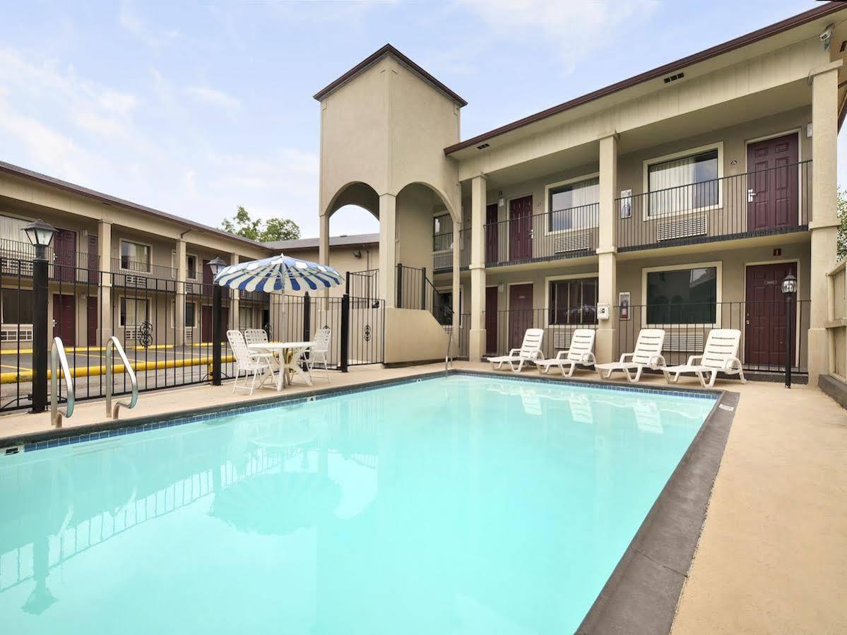 Super 8 By Wyndham San Antonio Pearl District Downtown Motel Eksteriør billede