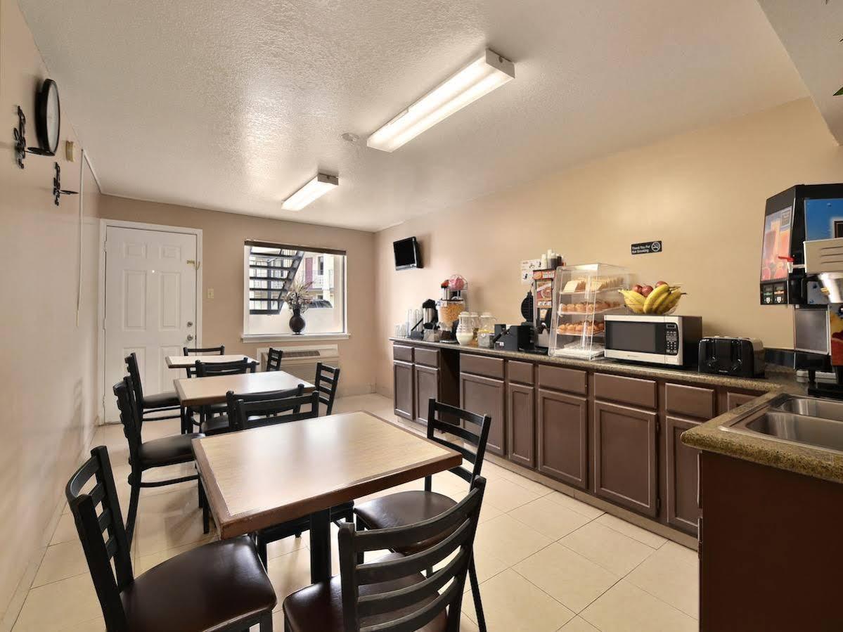 Super 8 By Wyndham San Antonio Pearl District Downtown Motel Eksteriør billede